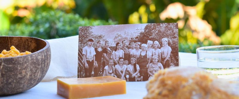 Coconut Oil vs. Jojoba Oil: Why Coconut Oil Is the Better Choice for Beeswax Wraps