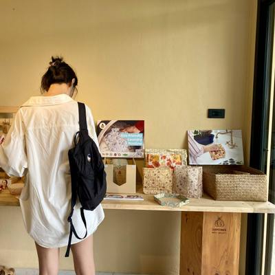 A visitor browsing the wraps on the showroom table